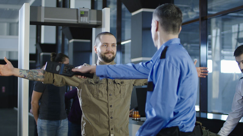 安檢門、手持式金屬探測器檢查